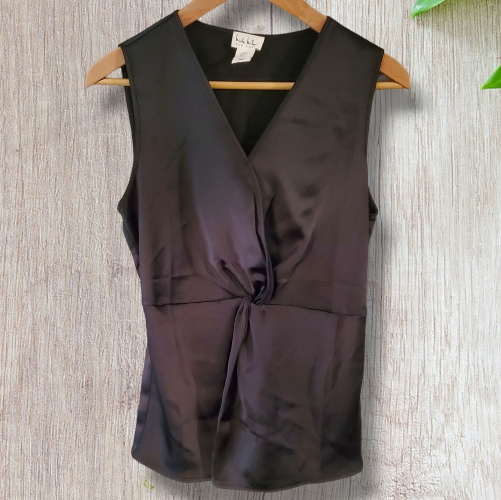 Nicole Miller Elegant Black Sleeveless Satiny V Neck Blouse Women’s Size…